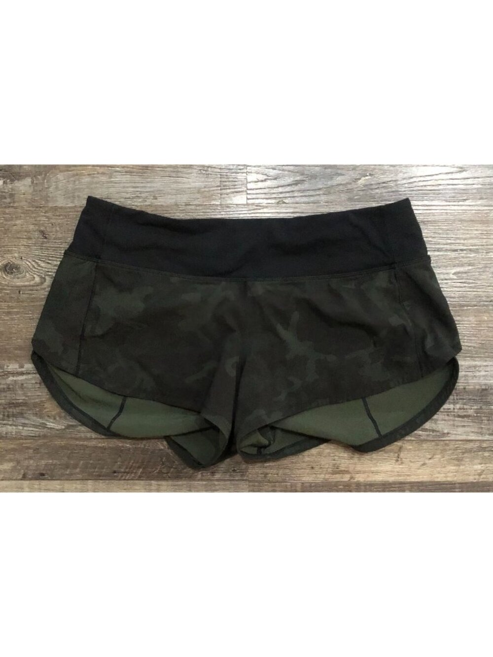 Lululemon Speed Up Short 2.5" Womens Size 6 Black & Green Camo Shorts